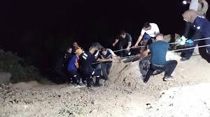 Adana'da bir otomobil 70 metrelik uçuruma yuvarlandı. Araçtaki biri bebek 5 kişi yaşamını yitirdi.