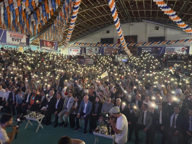 AK Parti'ye Manisa'da toplu katılım: 612 kişiye rozet takıldı, İzdiham yaşandı 
