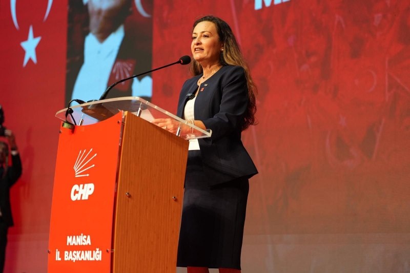 CHP Manisa'da İlksen Özalper yeniden il başkanı seçildi