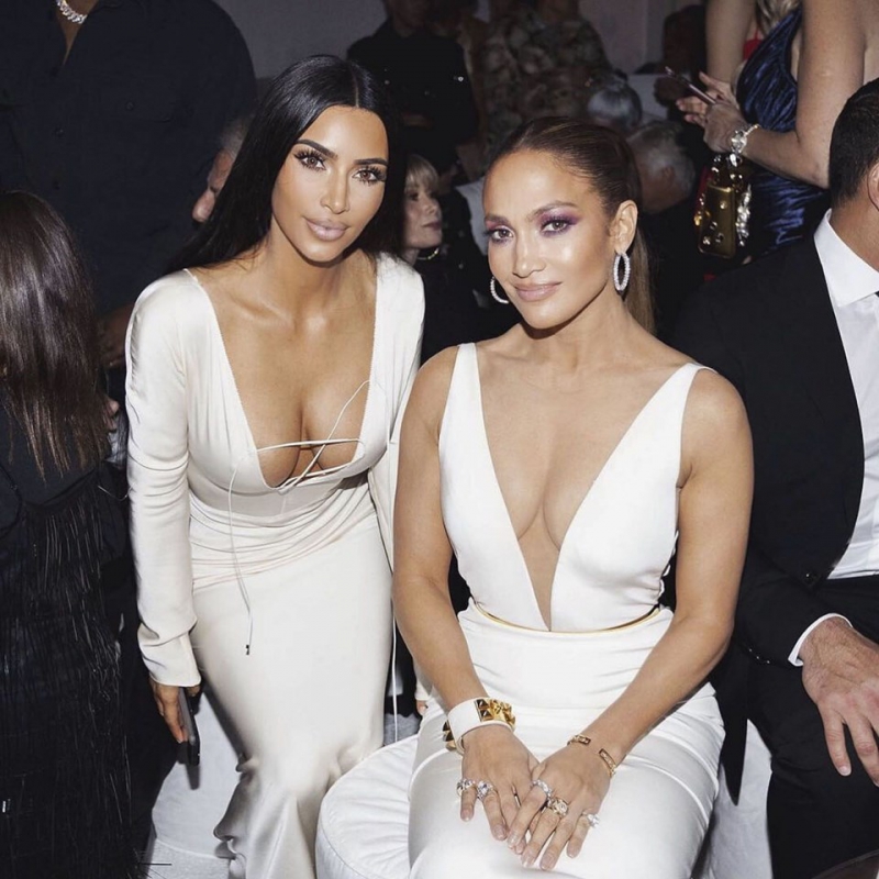 Jennifer Lopez'in ayırttığı locadaki konuğu Kim Kardashian.