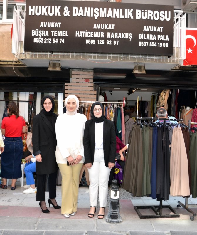 Manisa’da 5 yıldır avukatlık yapan Büşra Temel, Haticenur Karakuş ve Dilara Pala birlikte Hukuk Bürosu açtı. 