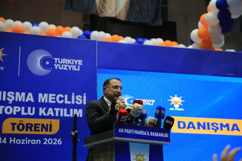 AK Parti'ye Manisa'da toplu katılım: 612 kişiye rozet takıldı
