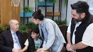 Cumhurbaşkanı Erdoğan, Beyoğlu'nda bir kafede vatandaşlarla sohbet etti