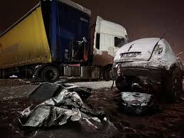 Erzurum'da meydana gelen katliam gibi trafik kazasında ilk belirlemelere göre 4 kişi hayatını kaybetti.