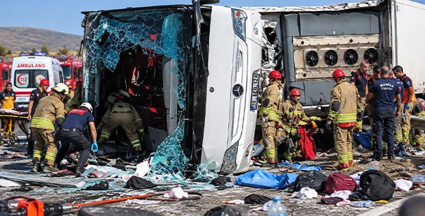 Manisa’da çekici ile tur otobüsü çarpıştı: 11 ölü, 27 yaralı! Faciaya neden olan geri manevra 