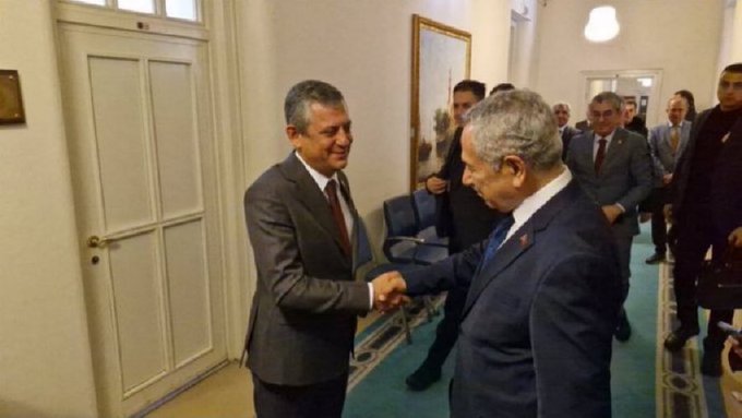 Özgür Özel ile baş başa görüşme! CHP’nin övgüsüne mazhar olan Bülent Arınç’a ziyaret