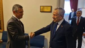 Özgür Özel ile baş başa görüşme! CHP’nin övgüsüne mazhar olan Bülent Arınç’a ziyaret