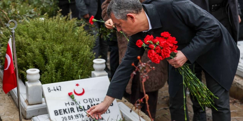 Özgür Özel, Kahramanmaraş’ta Kapıçam Deprem Şehitliği’ni ziyaret etti