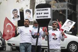  Acılı ailelerden HDP'ye siyah çelenk! HDP'li vekil ve aileler arasında gerginlik
