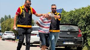 Adana'da evinde ruhsatsız 3 silah ele geçirilen zanlı tutuklandı