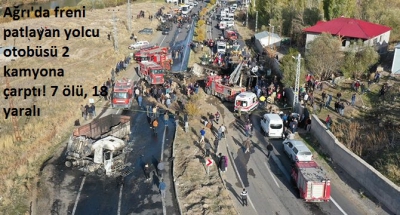 Ağrı'da feci kaza! Yolcu otobüsü iki kamyona çarptı: 7 kişi, hayatını kaybetti, 2'si ağır 18 kişi de yaralandı.