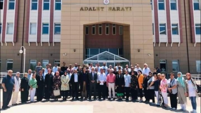 AK Parti Manisa İl Başkanı Salih Hızlı Adliye önünde basın açıklaması gerçekleştirdi.
