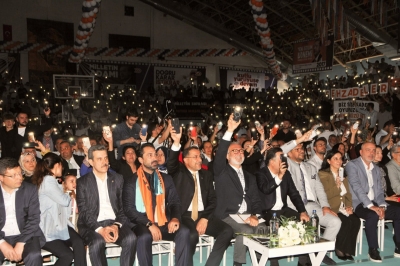 AK Parti'ye Manisa'da toplu katılım: 612 kişiye rozet takıldı
