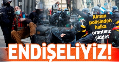 Alman polisi göstericileri darbetti.