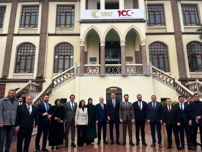  Bakan  Bayraktar, Manisa'da Toplu Konut İdaresi Başkanlığının (TOKİ) 'Ev Sahibi Türkiye' projesi kapsamında kura çekiliş törenine katıldı.