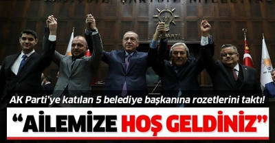 Başkan Erdoğan AK Parti'ye katılan 5 belediye başkanına rozetlerini taktı!