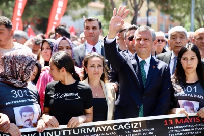 CHP Genel Başkanı Özgür Özel, Soma Maden Faciası'nın 11'inci yıl dönümünde anma programı için Soma'ya geldi. 