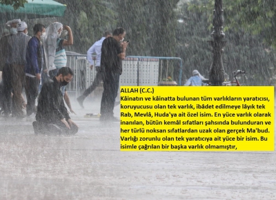 Cuma namazı için camilere akın eden Müslümanlar, sağanak yağmura aldırış etmedi.