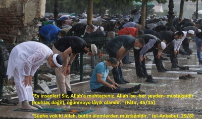 Cuma namazı için camilere akın eden Müslümanlar, sağanak yağmura aldırış etmedi.