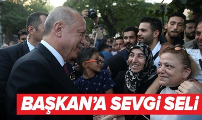 Cumhurbaşkanı Erdoğan Sultanahmet'te vatandaşlarla selamlaştı.