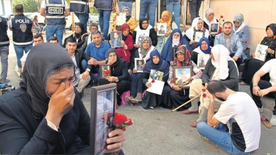Diyarbakır anneleri, çocukları gelene kadar bekleyecek..