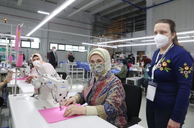 Emine Erdoğan Manisa'da tezgahın başına geçti dikiş dikti