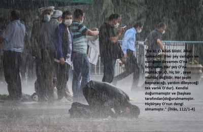 Manisa Habercilik - Corona virüs tedbirli 4. cuma namazı, Müslümanlar, sağanak yağmura aldırış etmedi.