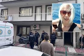 Manisa’nın Yunusemre ilçesinde 83 yaşındaki bir şahıs, tartıştığı 72 yaşındaki eşini yatağında boğazını keserek öldürdü.