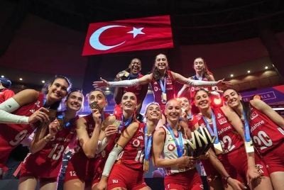 Milletler Ligi şampiyonu Filenin Sultanları coşkuyla karşılandı! Bakan Bak: 