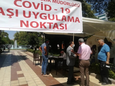 Turgutlu Atatürk Parkı (Belediye Orta Parkta) kurulan Covid-19 aşı çadırına, Vatandaşların ilgisi, memnuniyeti sevindirici
