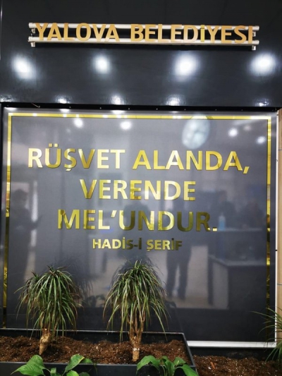 Yalova Belediyesi’nin girişine asıldı: Rüşvet alan da, veren de mel'undur.