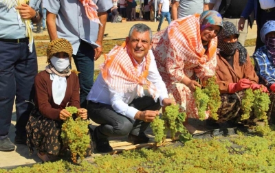 Yeni Parti Genel Başkanı Özgür Özel, Manisa'da üzüm üreticileriyle bir araya geldi.