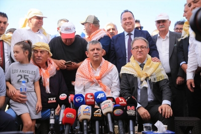Yeni Parti Genel Başkanı Özgür Özel, Manisa'da üzüm üreticileriyle bir araya geldi.