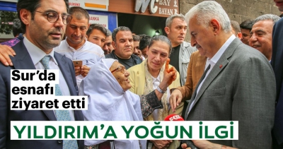 Yıldırım, esnaf ve vatandaşların yoğun ilgisiyle karşılaşırken, bol bol fotoğraf çektirdi.